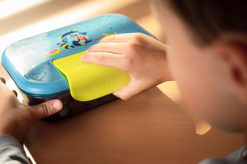 Chłopiec otwiera śniadaniówkę Maped Picnik MIniz