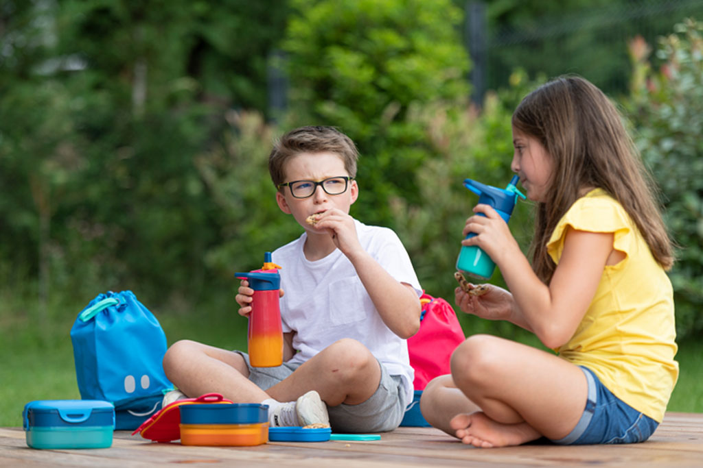 dzieci pijące z butelek Maped Concept Kids