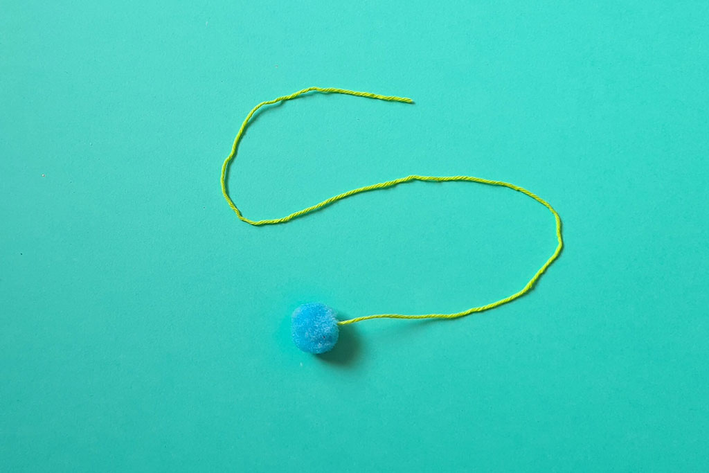 Pompon ze sznureczkiem