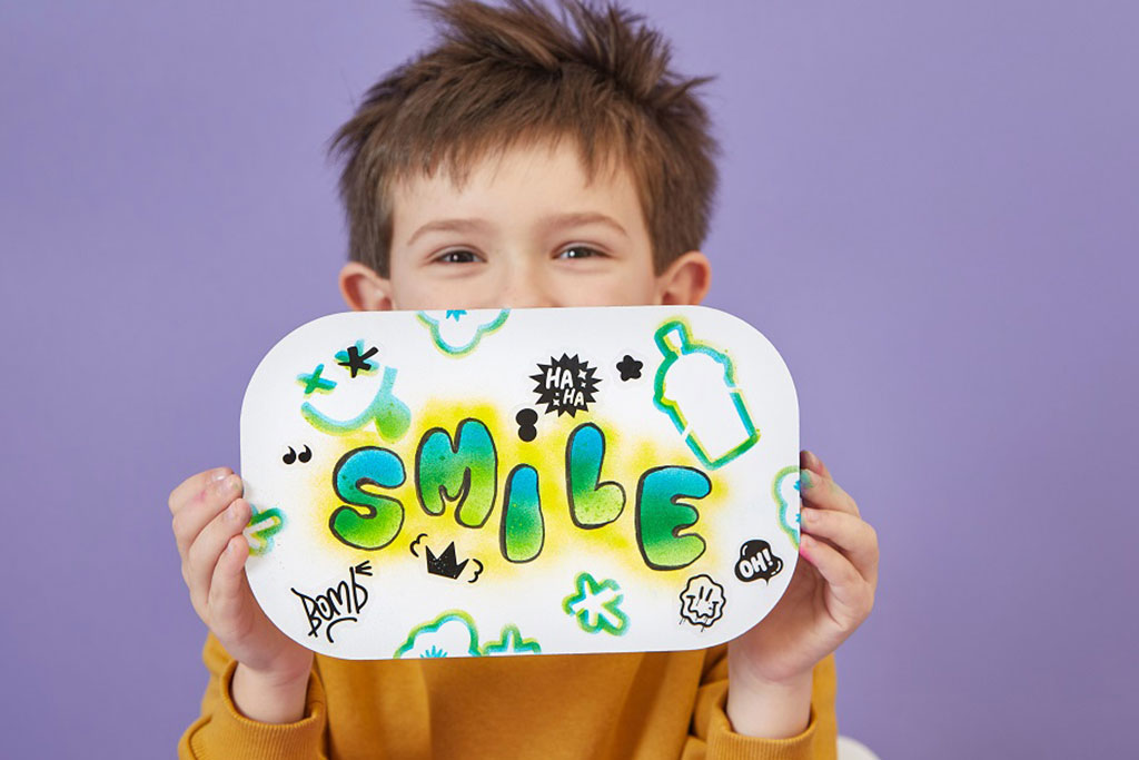 Dziecko z namalowanym grafitti